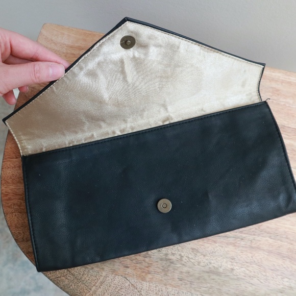 🌻 2/$15 AE Pleather Satin Envelope Clutch - Picture 3 of 5